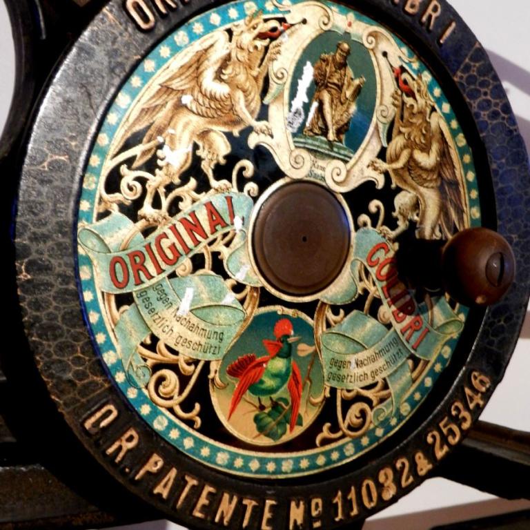 Antike, dekorative Metallplakette mit gemalten Motiven von Kolibris und dem Schriftzug Original Colibri.