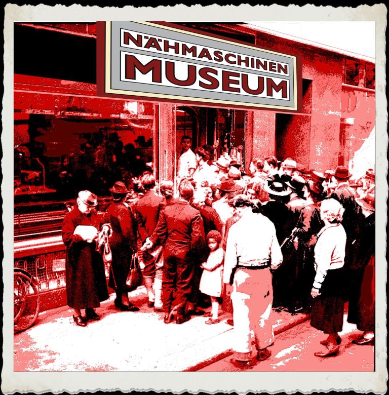 Eine historische Aufnahme zeigt eine große Gruppe von Menschen, die in einem Museum, das Nähmaschinen ausstellt, zusammengekommen sind.
