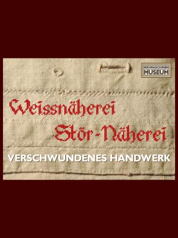 Nahaufnahme von Stoff mit roter Stickerei, die Weissnäherei Stör-Näherei und Verschwundenes Handwerk trägt.
